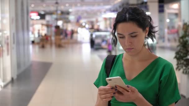 Smart Young Woman Standing Hall People Looking Her Phone Potrait — Stock Video