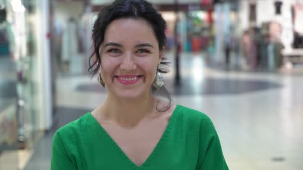 Mulher Morena Feliz Sorrindo Com Uma Vitrine Fundo Retrato Uma — Vídeo de Stock