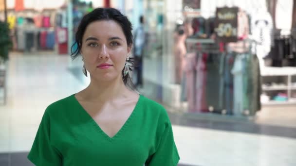 Stylische Brünette Frau Steht Und Lächelt Mit Einem Schaufenster Hintergrund — Stockvideo