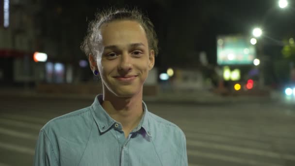 Feliz Adolescente Está Sonriendo Sinceramente Una Calle Ciudad Por Noche — Vídeos de Stock