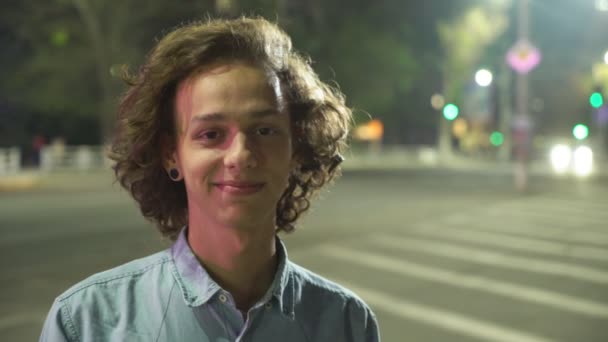 Hombre Rubio Moda Pie Cruce Cebra Sonriente Alegre Por Noche — Vídeo de stock