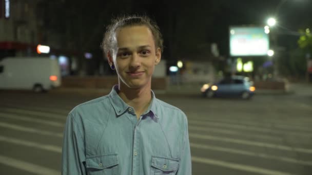 Engraçado Jovem Está Sorrindo Abertamente Rua Cidade Noite Outono Vista — Vídeo de Stock