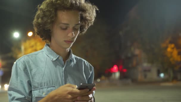 Hombre Encantado Navegando Por Red Teléfono Sentado Una Calle Ciudad — Vídeos de Stock