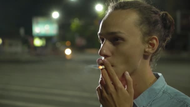 Hombre Rubio Inteligente Está Fumando Cigarrillo Apagando Humo Por Noche — Vídeos de Stock