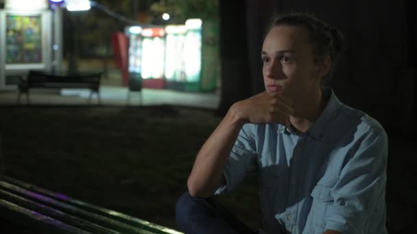 Veselý Mladý Muž Náušnice Úsměvem Sedí Chodníku Noci Původní Pohled — Stock video