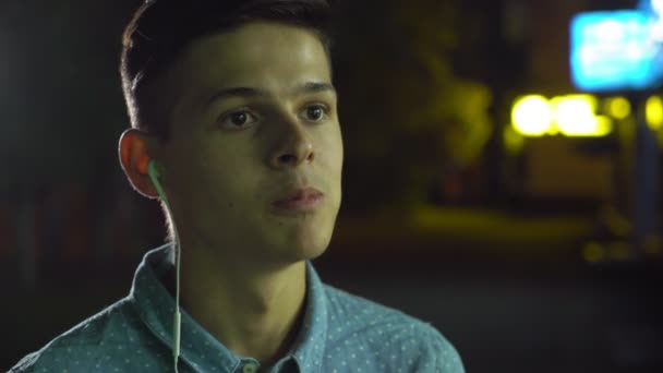 Hombre Moreno Pensativo Está Escuchando Música Comiendo Galletas Una Ciudad — Vídeos de Stock