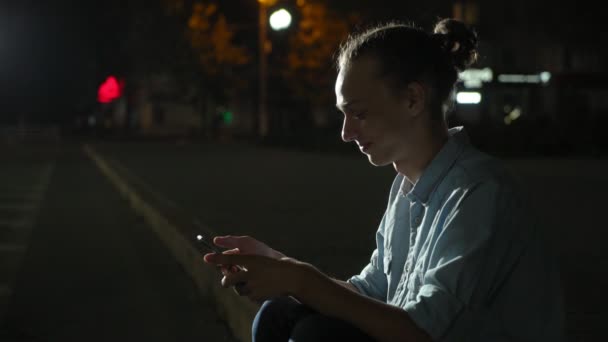 Šťastný Muž Hledám Informace Svém Telefonu Sedí Městě Podzim Profil — Stock video