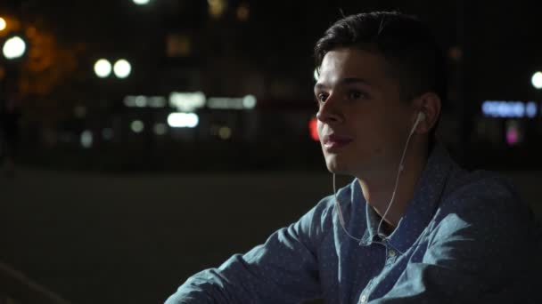 Romantyczny Młody Człowiek Siedzi Krawężnik Miasta Słuchanie Muzyki Emocjonalne Wgląd — Wideo stockowe