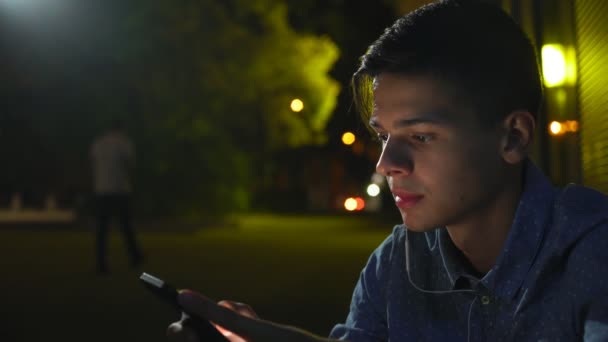 Meditatieve Man Zit Stoep Van Stoep Stad Het Net Bij — Stockvideo