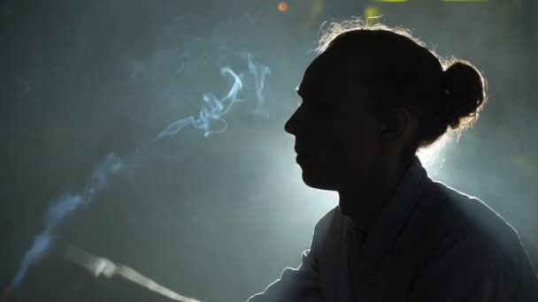 Sanatsal Genç Adam Oturma Dinlenme Bir Sigara Karşı Bir Lamba — Stok video