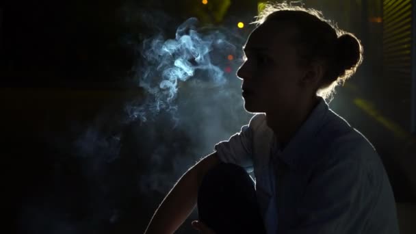 Der Nachdenkliche Junge Mann Sitzt Auf Einer Schwelle Und Raucht — Stockvideo