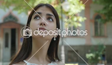 Çekici genç kadın bir sokakta yavaş hareket heyecanlı görünümü romantik bir esmer kadının eski evleri ile güzel iri gözlü içinde sokakta slo-mo yaz aylarında tarihi binalarla seyir yukarıya bakıyor