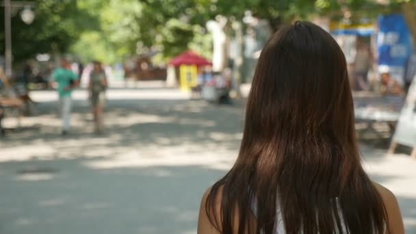 Giovane Donna Bruna Sta Passeggiando Lungo Una Strada Verde Estate — Video Stock