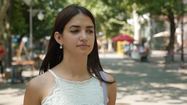 Chica Morena Romántica Está Caminando Largo Una Calle Verde Verano — Vídeo de stock