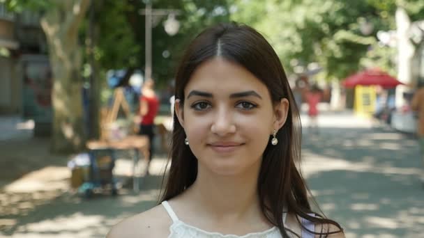 Schöne Mädchen Steht Und Lächelt Einer Grünen Straße Sommer Slo — Stockvideo