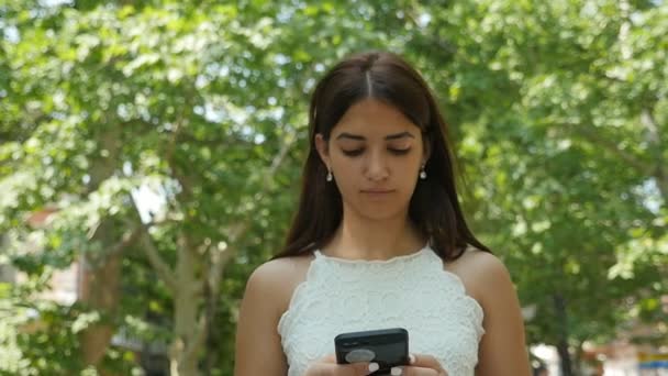 Hermosa Chica Que Parque Mira Teléfono Inteligente Verano Slo Vista — Vídeo de stock