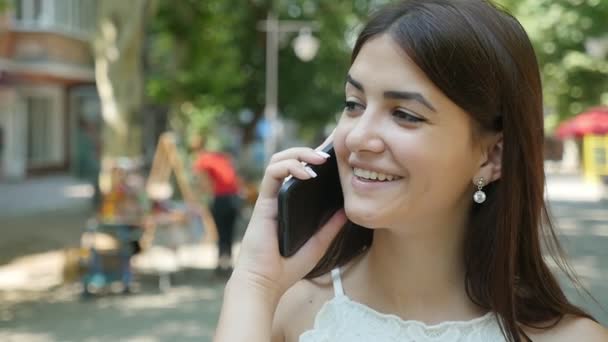 Mujer Alegre Está Hablando Teléfono Sonriendo Una Calle Verano Slo — Vídeo de stock