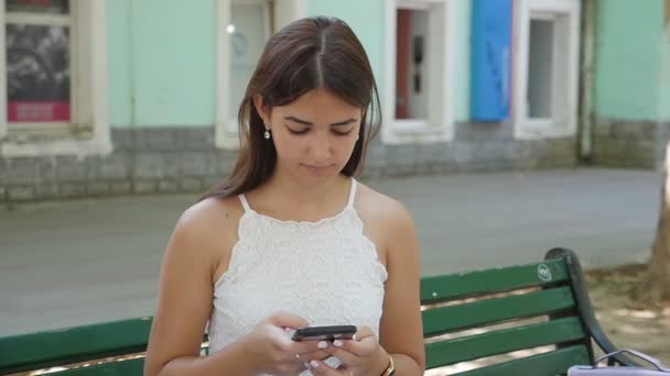 Chica Joven Glamour Mirando Teléfono Una Calle Verano Slo Perfil — Vídeo de stock