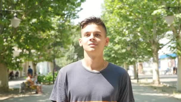 Mladý Muž Usmívá Procházce Parku Uličky Létě Pomalém Pohybu Portrét — Stock video