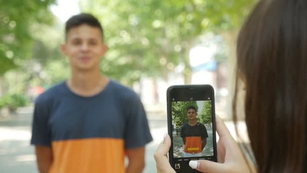 Chica Bonita Disparando Novio Alegre Con Teléfono Ina Parque Slo — Vídeos de Stock