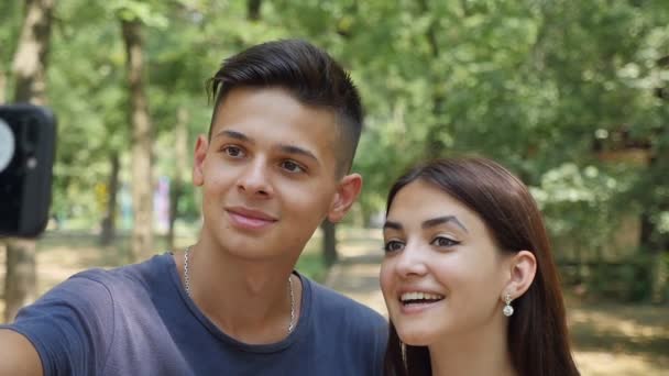 Jolly Hombre Está Tomando Selfie Con Una Novia Retozando Bosque — Vídeos de Stock