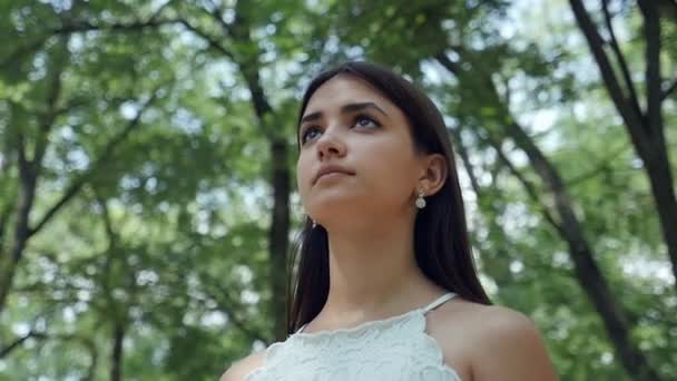 Mujer Joven Tierna Está Mirando Hacia Arriba Frondoso Bosque Día — Vídeo de stock