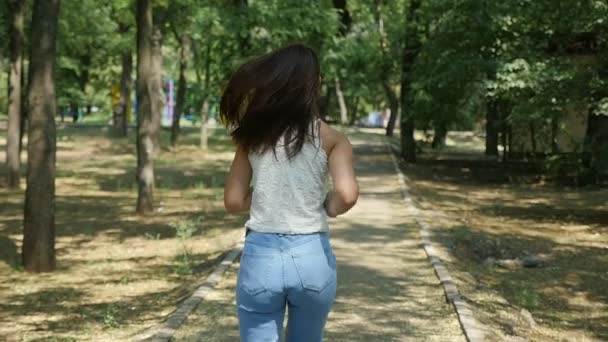 Deportiva Morena Está Corriendo Bosque Verde Día Soleado Verano Vista — Vídeo de stock