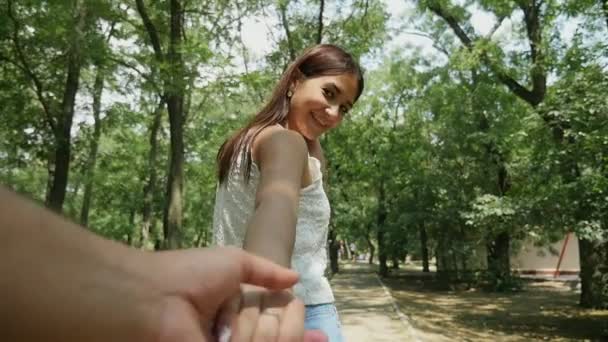 Jeune Femme Brune Caressant Tirant Son Petit Ami Dans Parc — Video