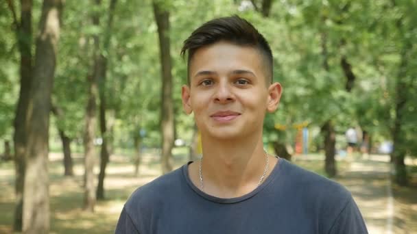 Jovem Feliz Está Sorrindo Parque Foliar Cheio Raios Sol Verão — Vídeo de Stock