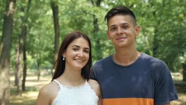 Jovem Casal Familiar Apaixonado Sorrindo Parque Verde Verão Retrato Uma — Vídeo de Stock