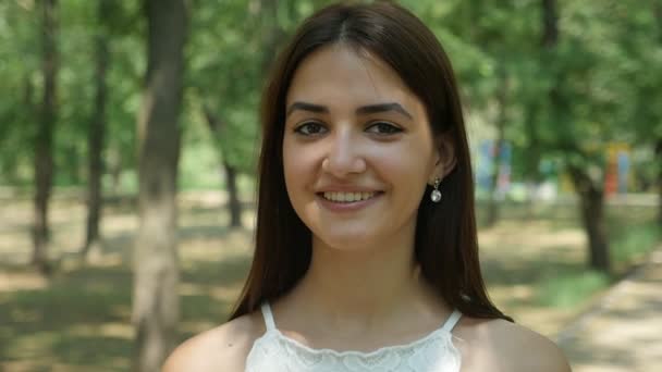 Mujer Morena Joven Feliz Sonríe Parque Foliar Día Soleado Verano — Vídeo de stock