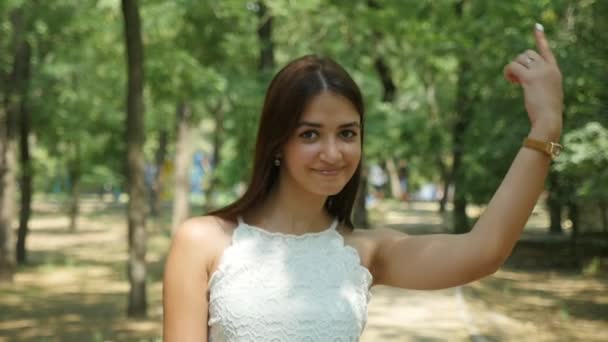 Belle Jeune Femme Danse Dans Une Forêt Feuillue Été Ralenti — Video