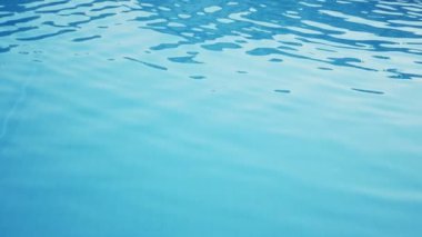 Turkuaz suları, yukarı ve aşağı bir yüzme havuzunda açık havada yaz yavaş hareketli parlayan ve meditative turkuaz deniz suları dalgalanan üzerinden harika arka plan ağır çekimde yaz aylarında güneşli bir günde bir yüzme havuz