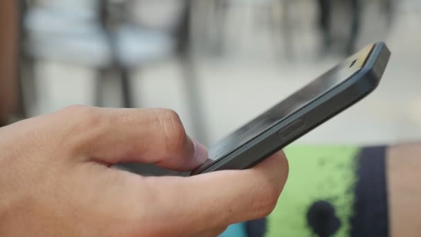 Mão Homem Navegando Rede Smartphone Dia Ensolarado Verão Slo Fechar — Vídeo de Stock