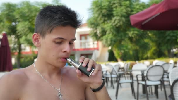 Relaxante Jovem Fumando Cigarro Eletrônico Resort Verão Câmera Lenta Retrato — Vídeo de Stock