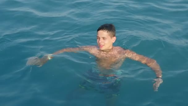 Adolescent Heureux Divertissant Nageant Dans Mer Été Ralenti Vue Joyeuse — Video