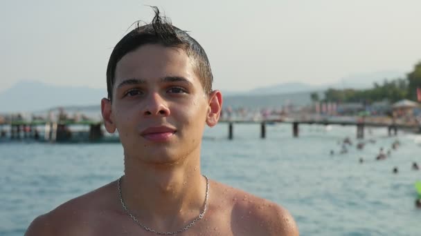 Joven Moreno Pie Una Playa Mirando Con Confianza Cámara Lenta — Vídeos de Stock