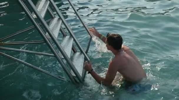 Fröhlicher Brünetter Mann Der Sommer Treppen Plätschernden Meer Zeitlupe Erklommen — Stockvideo