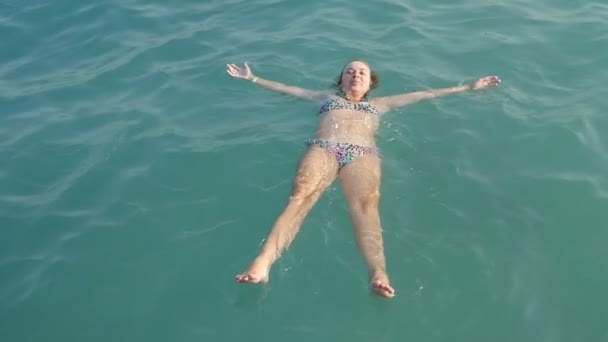 Femme Blonde Souriante Couchée Sur Dos Dans Mer Été Ralenti — Video