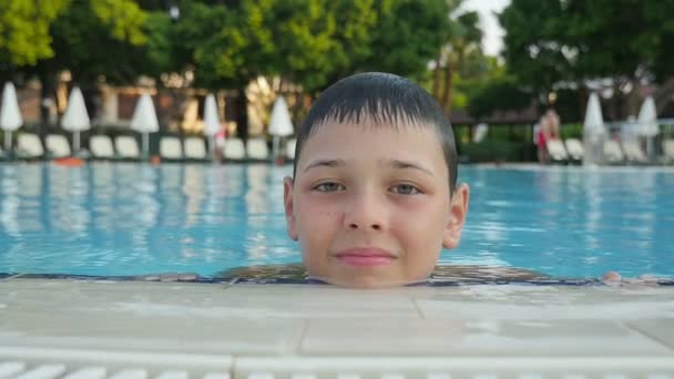 Criança Alegre Sorri Beira Uma Piscina Verão Câmera Lenta Retrato — Vídeo de Stock