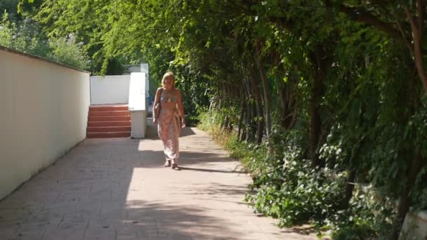 Stijlvolle Blonde Vrouw Bikini Pareo Gaan Een Steegje Zomer Slo — Stockvideo