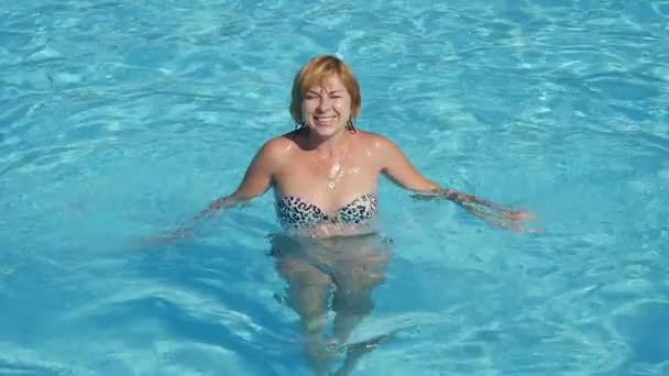 Счастливая Блондинка Бикини Прыгает Бассейн Летом Замедленной Съемке Веселый Вид — стоковое видео