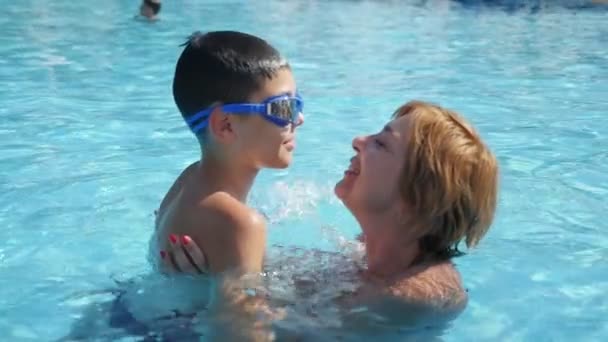 Веселая Мать Мальчик Двигаются Водой Бассейне Замедленной Съемке Эмоциональный Вид — стоковое видео