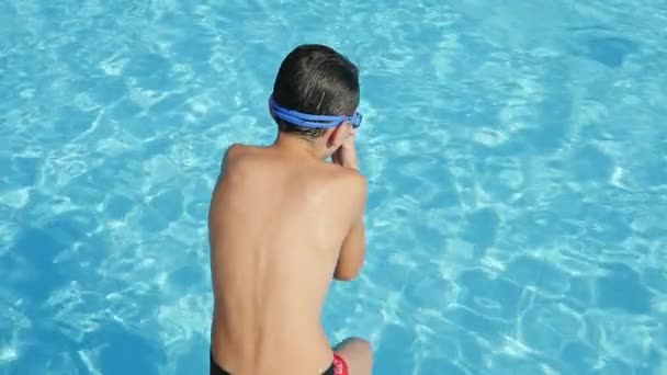 Kleiner Junge Mit Schwimmbrille Springt Zuerst Einem Celeste Teich Slo — Stockvideo