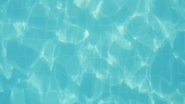 在一个阳光明媚的天气里 游泳池里的透明海水在慢动作中以舒缓而鼓舞人心的方式在一个游泳池塘里荡漾 平静地摇摆着 — 图库视频影像