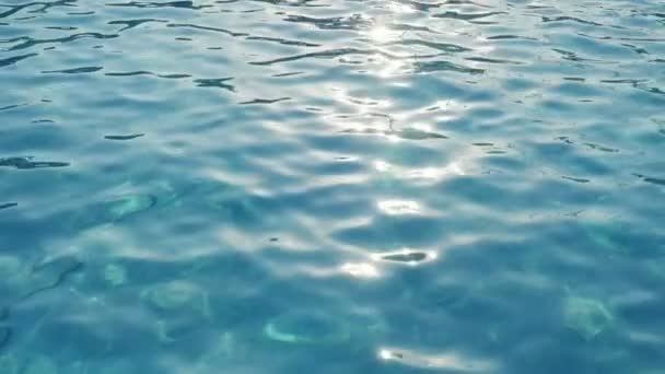 Glitzerndes Wasser Einem Schwimmbad Das Sich Zeitlupe Bewegt Und Wiegt — Stockvideo