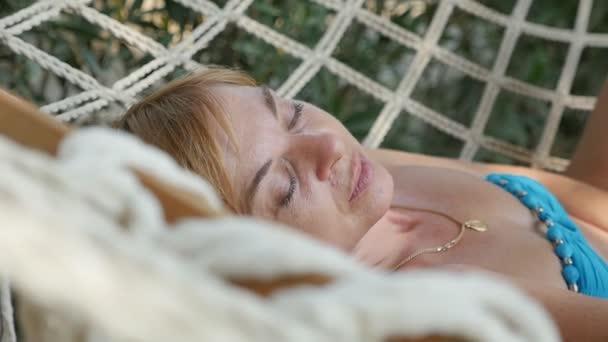 Soñando Mujer Rubia Acostada Durmiendo Una Hamaca Blanca Verano Slo — Vídeos de Stock