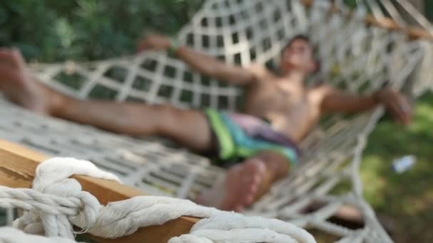 Rustige Man Slaapt Een Exotische Hangmat Met Gespreide Benen Slowmotion — Stockvideo
