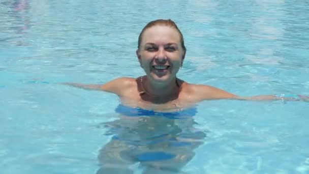 Jovial Blonde Vrouw Permanent Lachend Een Zwembad Slowmotion Vrolijke Weergave — Stockvideo