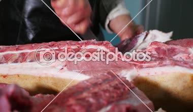 İki kasap slash ve büyük domuz karkas iki kasap büyük kasaplık çarpıcı closeup içinde hızlı bir şekilde kesme ve geniş bir kasaplık hızlı bir şekilde büyük domuz leşini doğrama siyah önlük ile doğrayın
